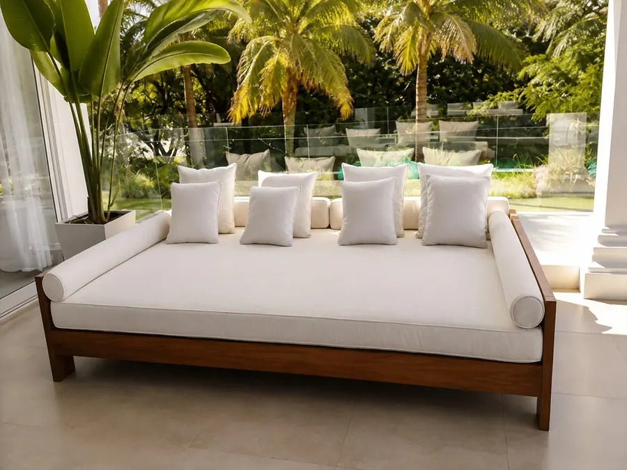 Daybed estofado para área externa junto ao jardim